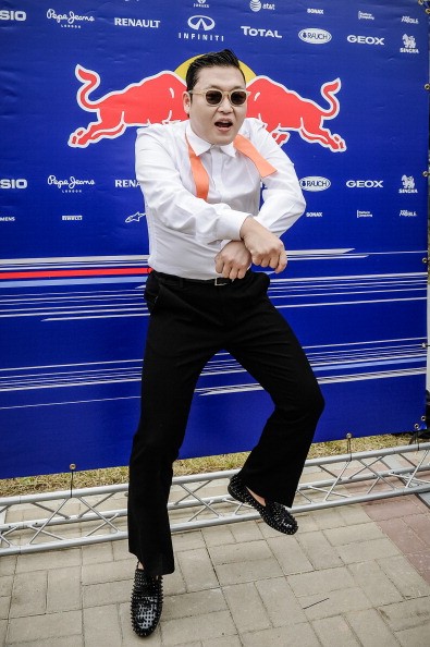 PSY đã đến theo dõi và dạy cho hai tay đua của đội Red Bull một vài động tác của điệu Gangnam Style.
